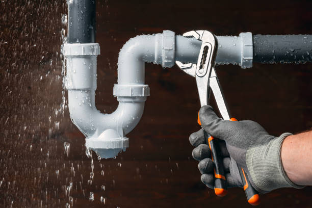 Professional Emergency Plumber technician working in Deerfield Beach, FL